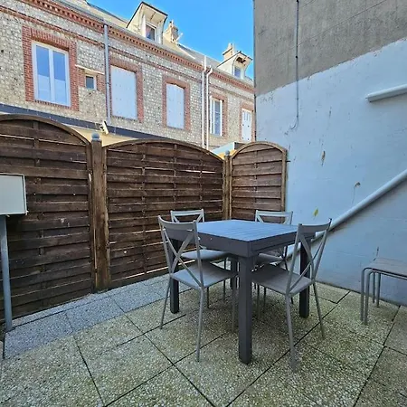 Les Caloges , Maison Avec Terrasse 度假居